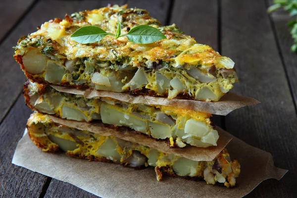 Stapel tortilla stukken op planken — Stockfoto