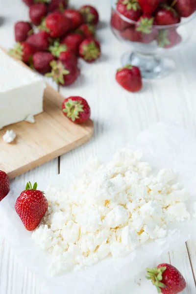 Cottage cheese and fresh berries — Stock Photo, Image