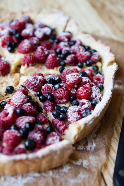 Deliciosa torta de mirtilo com framboesas — Fotografia de Stock