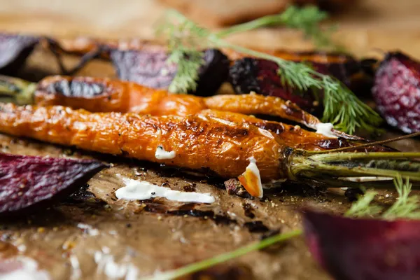 Roasted baby carrots and beets with sour cream — Stock Photo, Image
