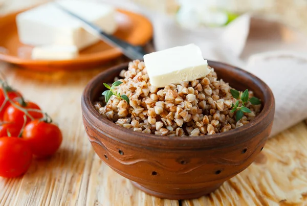 Mingau de trigo mourisco com manteiga - alimentação saudável — Fotografia de Stock