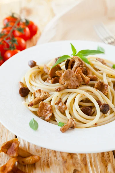 -yaban mantarlı makarna chanterelles