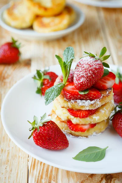 Krapfen mit Erdbeeren und Käse — Stockfoto
