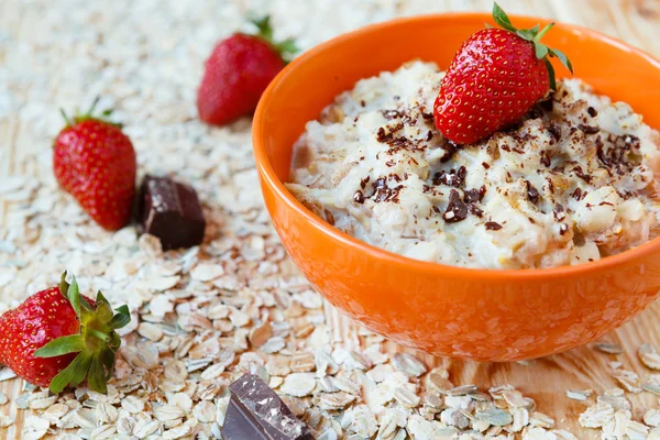 Oatmeal with milk and berries — Stock Photo, Image