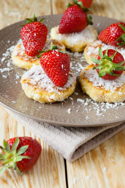 Cheese pancakes with ripe strawberry and coconut — Zdjęcie stockowe