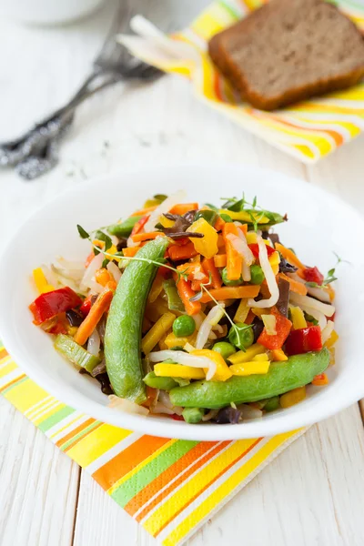 Mezcla de verduras asadas en un tazón blanco — Foto de Stock