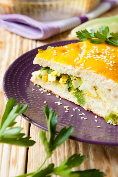 Trozo grande del pastel con cebolletas y huevos — Foto de Stock