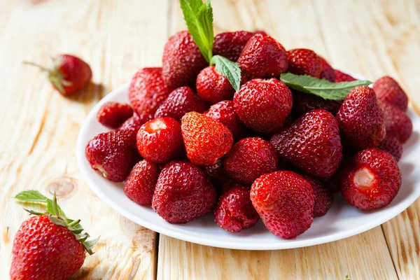 Großer Teller Erdbeeren ohne Schwanz — Stockfoto