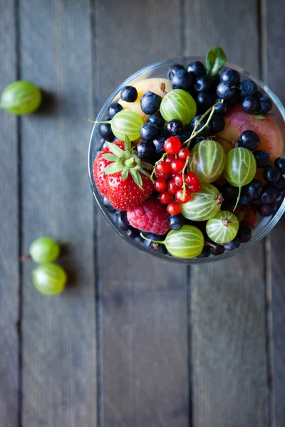 Berries musim panas berbagai macam dalam mangkuk, pandangan atas — Stok Foto