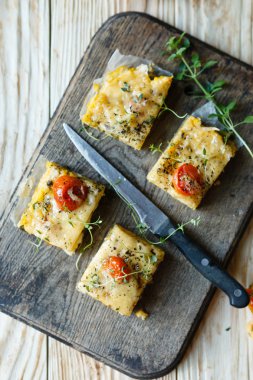 polenta dilimleri ile domates, üstten görünüm