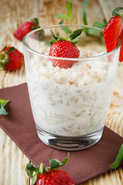 우유와 딸기 곡물 플레이크 — 스톡 사진