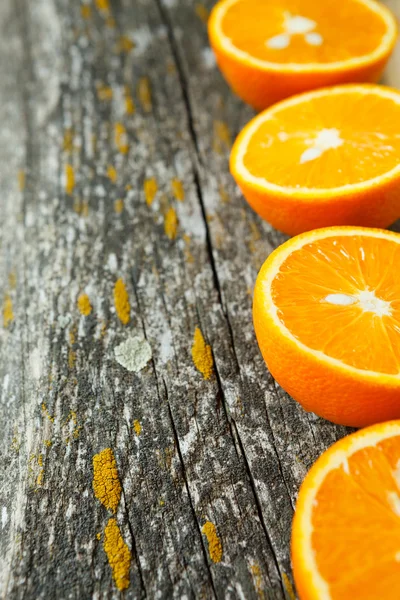 Tábua de madeira e meia laranja — Fotografia de Stock