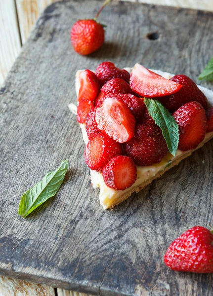 Stück Torte mit Erdbeeren — Stockfoto