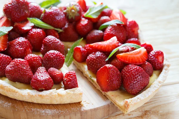 Stuk taart met aardbeien — Stockfoto
