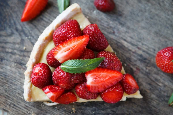 Torte mit Erdbeerscheibe, Draufsicht — Stockfoto