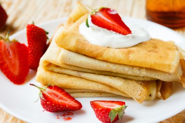 taze çilek dilimleri ile Pancakes