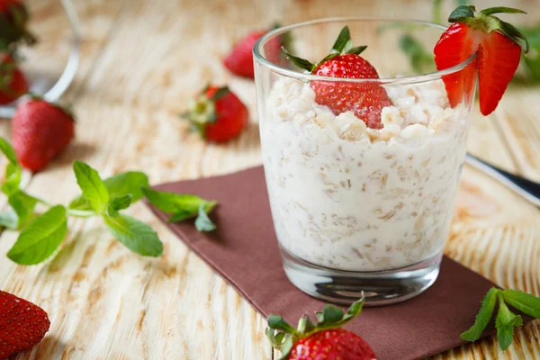 Getreideflocken mit Milch und Erdbeeren — Stockfoto