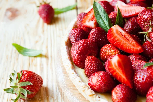 Knusprige Torte mit reifen Erdbeeren — Stockfoto
