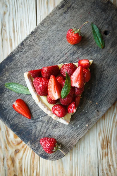 Piece of tart with custard and strawberries — Stock Photo, Image