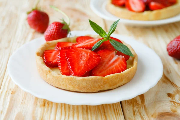Summer tartlet with strawberries — Stock Photo, Image