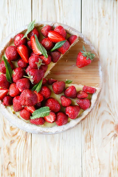 Tart with ripe strawberries, top view — Stock Photo, Image