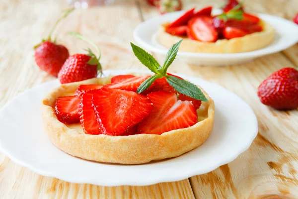 Sommer-Mini-Kuchen mit Erdbeere — Stockfoto