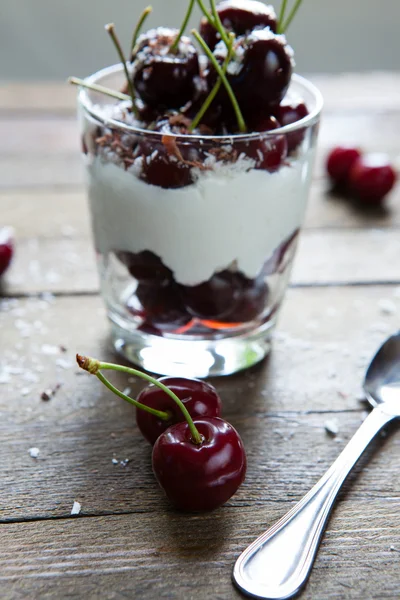 Dessert con ciliegia in un bicchiere — Foto Stock