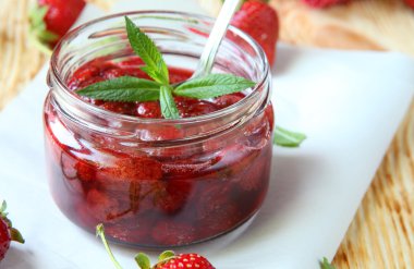 düşük kavanozda çilek reçeli