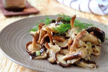 bir tabak kızarmış shiitake mantar
