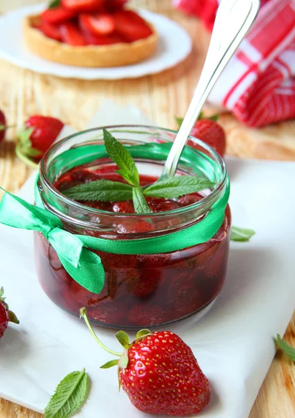 Confiture de fraises dans un pot — Photo