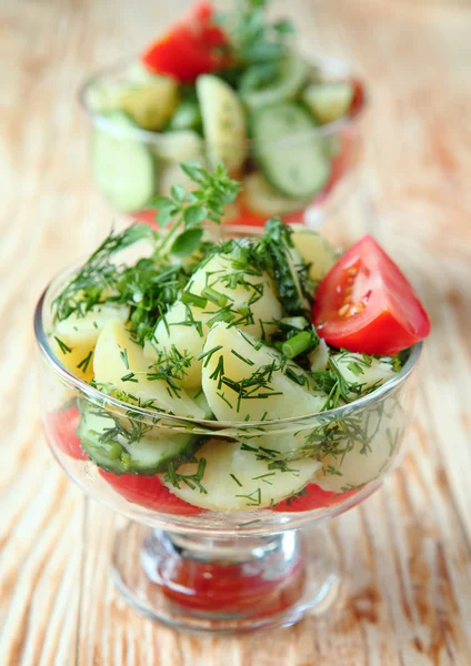 透明なサラダボールのポテトサラダ — ストック写真