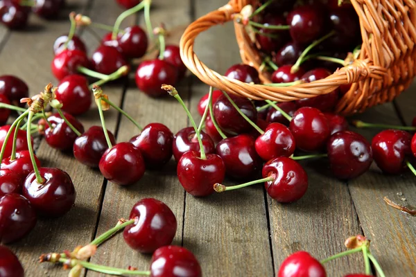 Ripe cherry on a wooden table — Stock Photo, Image