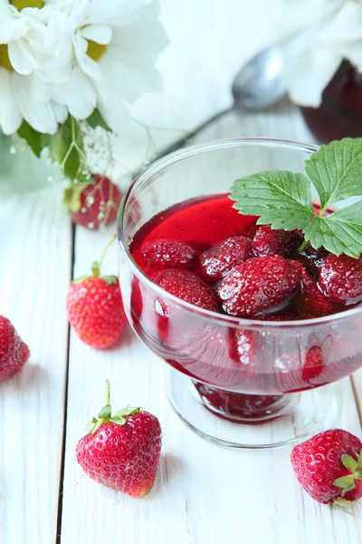 Erdbeeren und Erdbeermarmelade — Stockfoto