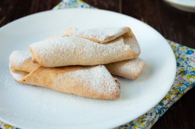 pudra şekeri ile ev yapımı çörekler