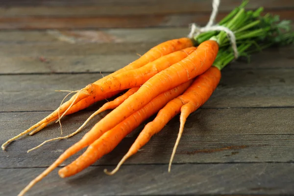 Bündel mit Baby-Karotten — Stockfoto