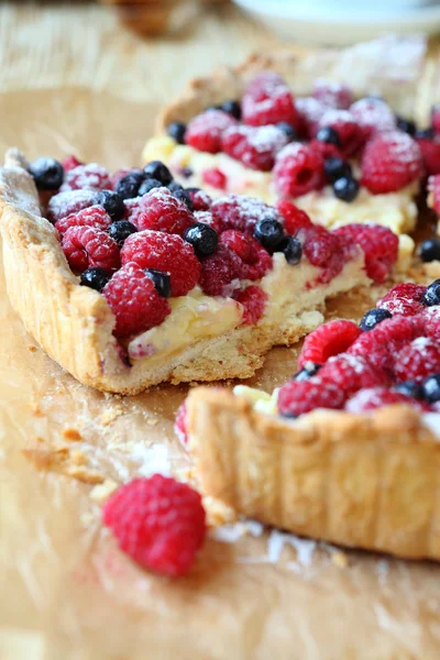 Summer berry tart with cream — Stock Photo, Image
