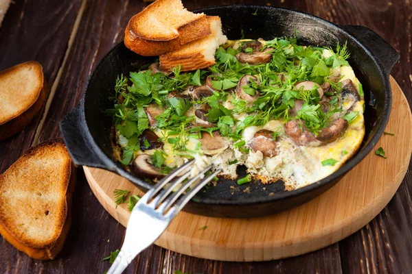 Oeufs brouillés aux herbes et croûtons — Photo