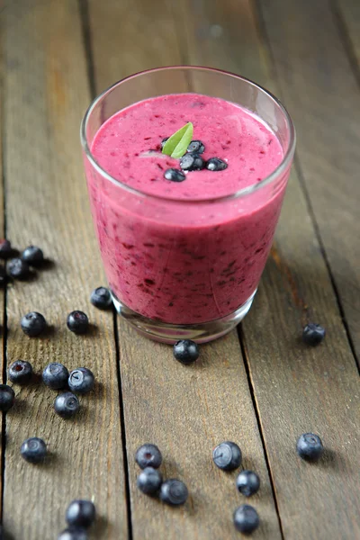 Blueberry smoothie and blueberries — Stock Photo, Image
