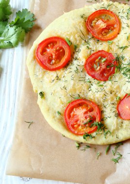 Focaccia domates ve doğranmış otlar