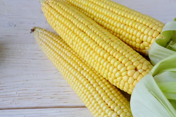 Tres mazorcas de maíz fresco en la mesa —  Fotos de Stock