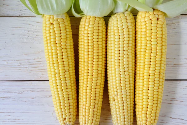 Frischer Maiskolben auf einer Holzoberfläche — Stockfoto