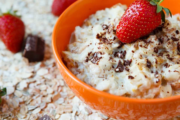 Porridge with fruit, healthy breakfast — Stock Photo, Image