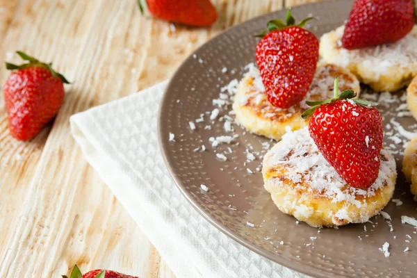 Cheese dessert with ripe strawberries — Stock Photo, Image