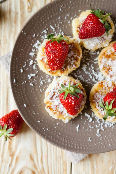 Tortitas de queso con fresas maduras — Foto de Stock