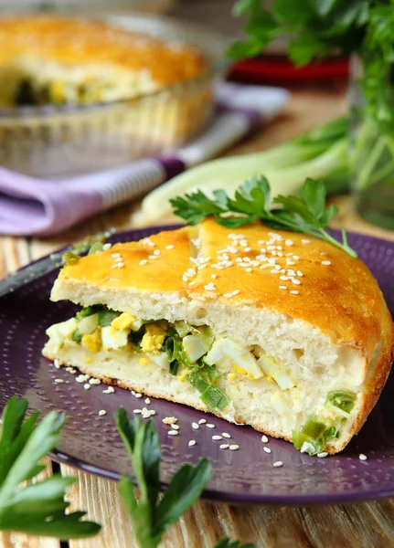 Torta vegetal em uma chapa — Fotografia de Stock