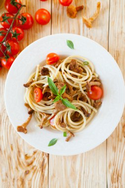 Pesto ve kiraz domatesli spagetti.