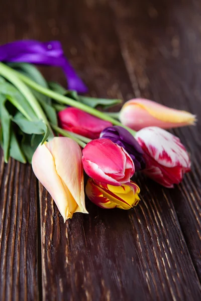 Frische Tulpen auf braunen Brettern — Stockfoto