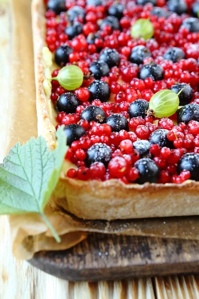 Pastel de bayas con grosellas — Foto de Stock