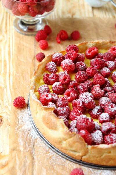 Quiche with raspberries and cream — Stock Photo, Image