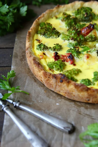 Rustic pie with broccoli and sun-dried tomatoes, quiche — Stock Photo, Image